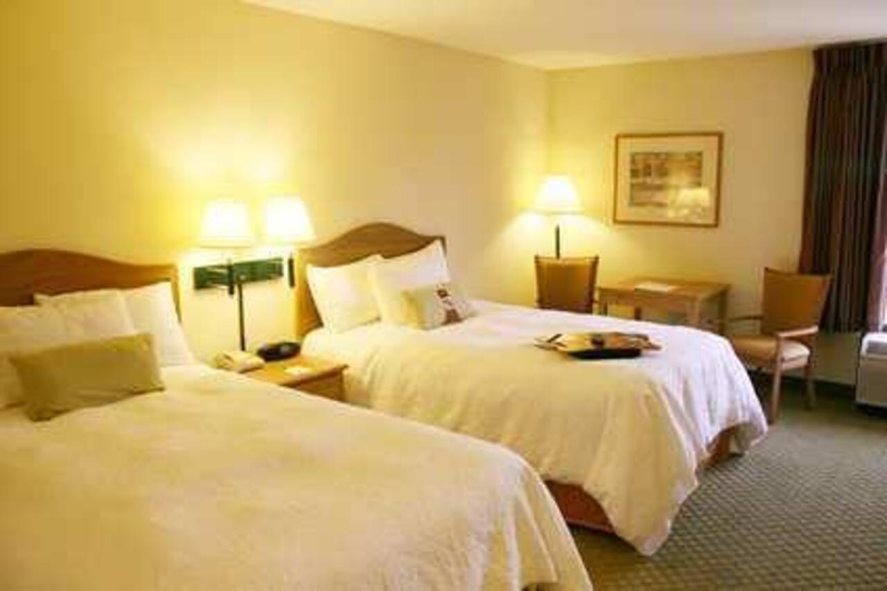 Hampton Inn Overland Park Room photo