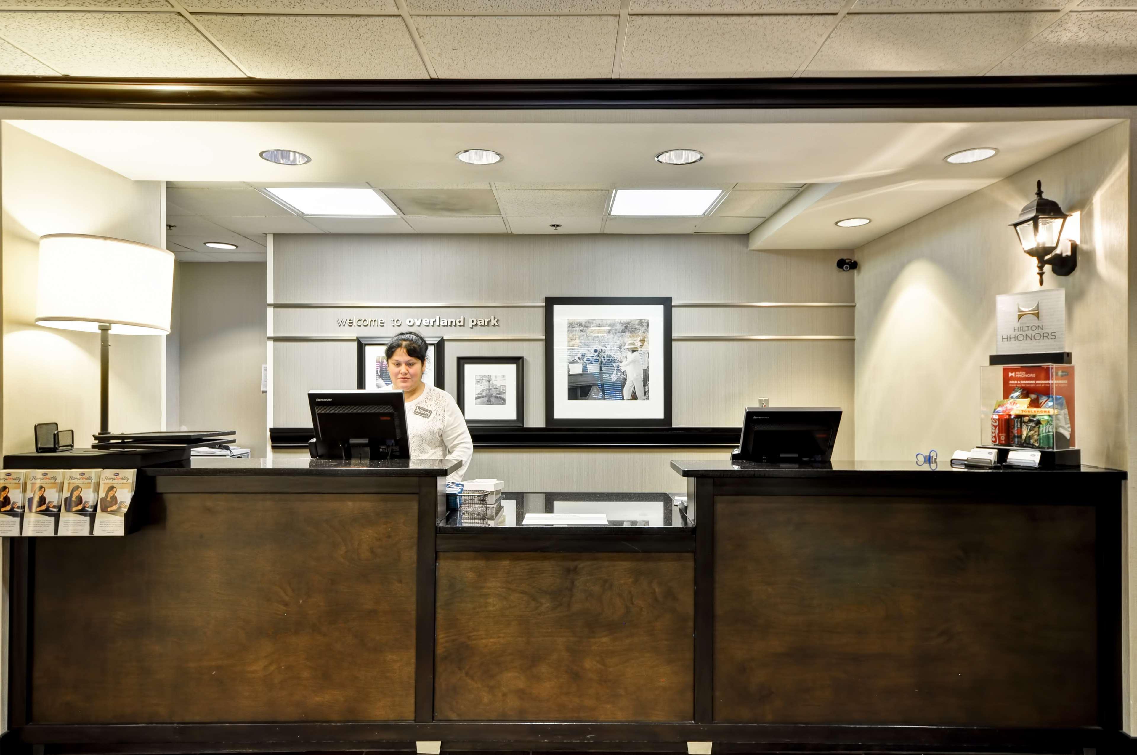 Hampton Inn Overland Park Exterior photo
